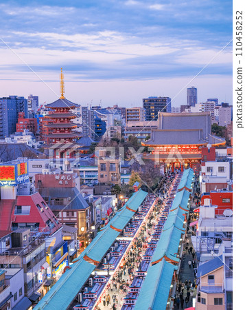 (東京)年末淺草寺仲見世商店街人頭攢動 (東京)年末淺草寺仲見世商店街人頭攢動 110458252