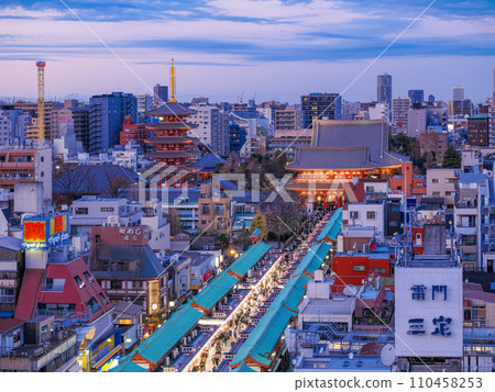(Tokyo) Sensoji Nakamise shopping street is crowded at the end of the year (Tokyo) Sensoji Nakamise shopping street is crowded at the end of the year 110458253