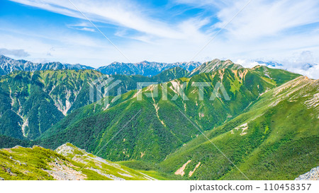 夏天的常年岳登山（從常年嶽山頂眺望鷲羽山、水正岳、大天陽岳） 110458357