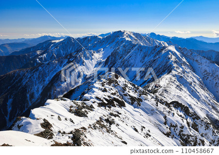 南阿爾卑斯山從北岳到愛野岳的雪山脊線 110458667