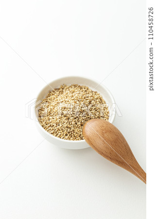 碗裡的烤芝麻和木勺，白色背景 110458726