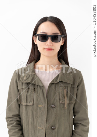 戴著墨鏡的女人 戴著墨鏡的女人 110458802