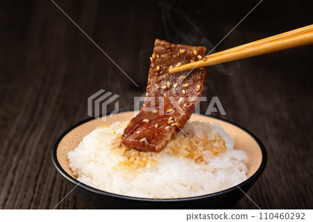 Eat yakiniku with rice 110460292