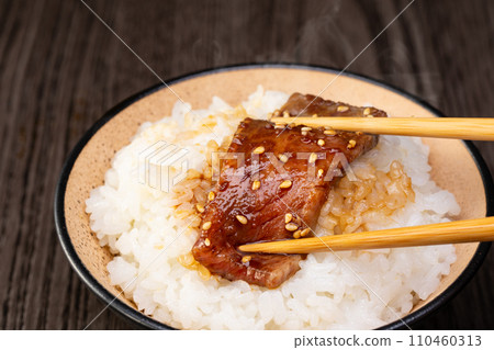 用米飯吃烤肉 110460313