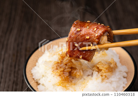 用米飯吃烤肉 110460318