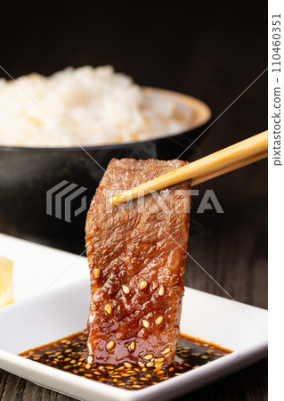 用醬汁吃烤肉 用醬汁吃烤肉 110460351
