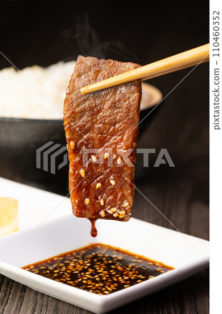 用醬汁吃烤肉 110460352
