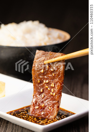 用醬汁吃烤肉 110460355