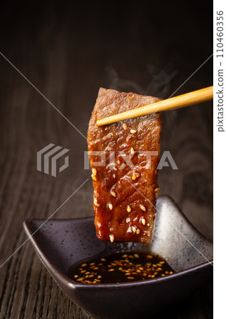 eat yakiniku with sauce 110460356