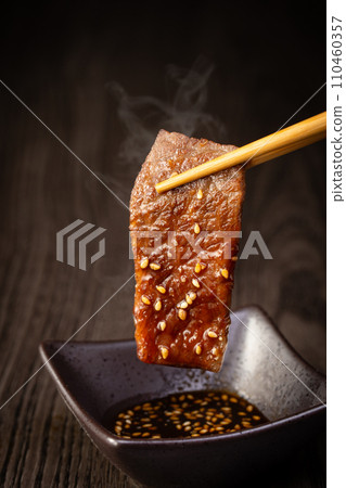 eat yakiniku with sauce 110460357