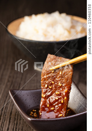 eat yakiniku with sauce 110460358