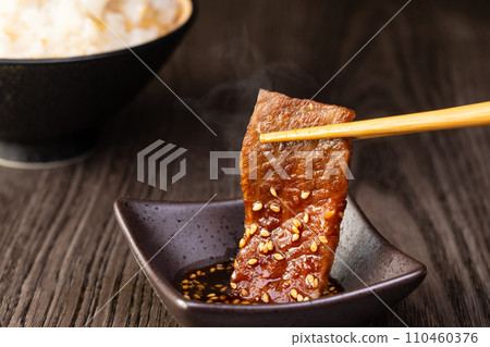 eat yakiniku with sauce 110460376
