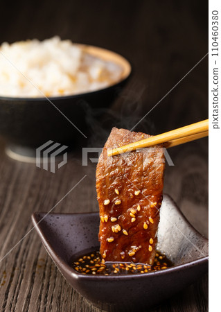 eat yakiniku with sauce 110460380