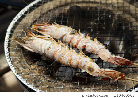 Salt-grilled natural tiger prawns barbecued in Shichirin Salt-grilled natural tiger prawns barbecued in Shichirin 110460563