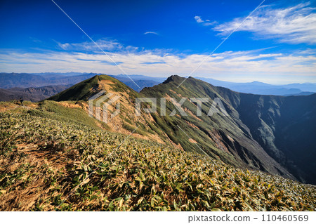 秋葉谷川山脈的山脊線 110460569