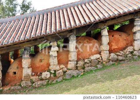 沖繩縣八門之裡的讀谷山燒登窯 110460623