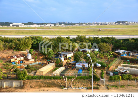 從沖繩縣道站嘉手納看到的嘉手納空軍基地和基地內的農田 110461215
