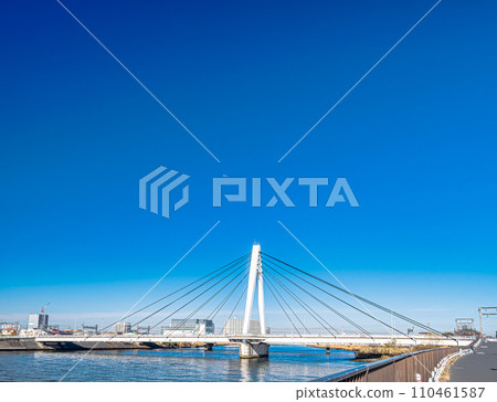 藍天、藍色中川和高砂橋 110461587