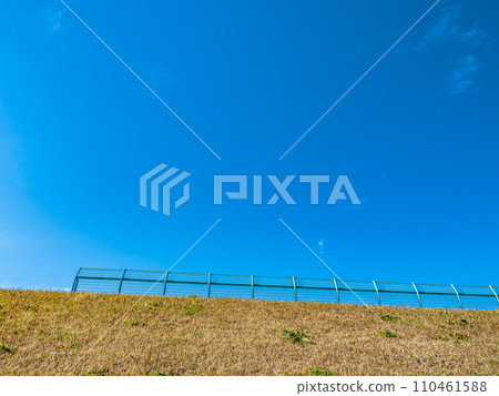 藍天、岸邊的草等待春天 藍天、岸邊的草等待春天 110461588