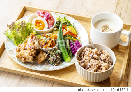 健康膳食 一盤午餐 健康膳食 一盤午餐 110461734