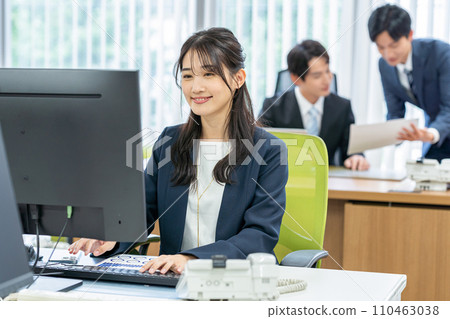 在辦公室工作的女商人 110463038