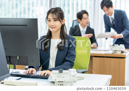 Business woman working in the office 110463039