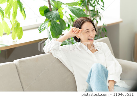 放鬆在沙發的婦女 放鬆在沙發的婦女 110463531