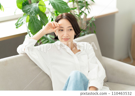 放鬆在沙發的婦女 放鬆在沙發的婦女 110463532