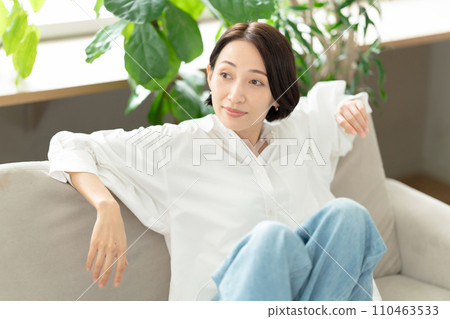 放鬆在沙發的婦女 110463533