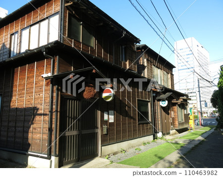 SHINAGAWA 1930 in Shinagawa Ward (row of old private houses in Kitashinagawa) SHINAGAWA 1930 in Shinagawa Ward (row of old private houses in Kitashinagawa) 110463982