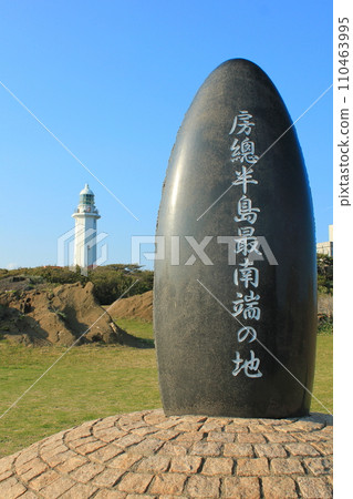 晴朗的天空、房總半島最南端的野島咲燈塔和石碑(日本千葉縣南房總市) 晴朗的天空、房總半島最南端的野島咲燈塔和石碑(日本千葉縣南房總市) 110463995
