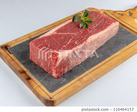Fresh Kuroge Wagyu beef thigh meat, block of premium sirloin, marbled Wagyu beef, A5 rank 110464157