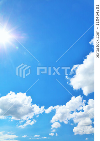 夏天藍天、雲彩和太陽 110464281