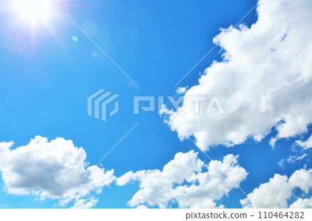 夏天藍天、雲彩和太陽 夏天藍天、雲彩和太陽 110464282