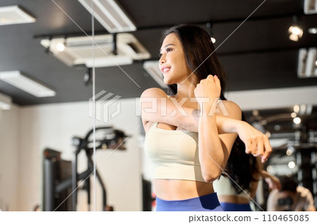 一位女士在健身房做熱身運動 110465085