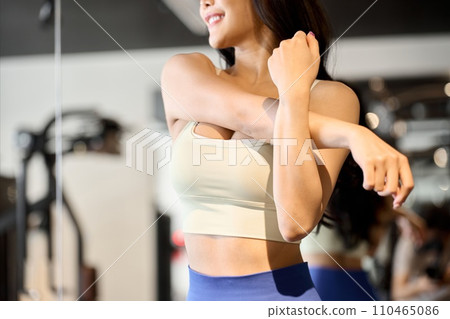 一位女士在健身房做熱身運動 110465086