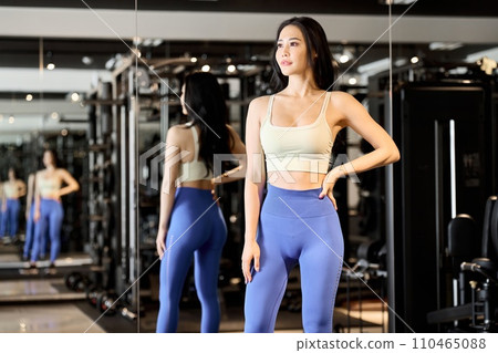 Portrait of a woman standing in the gym 110465088