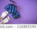 Background for sports. A woman is preparing for a sports workout on her legs. 110465594