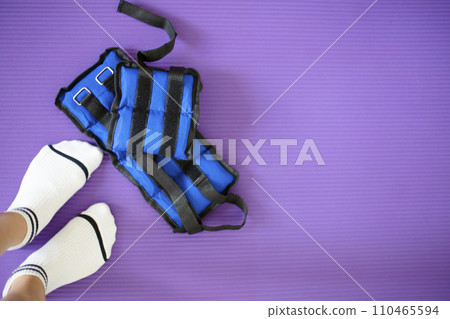 Background for sports. A woman is preparing for a sports workout on her legs. 110465594