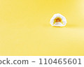 Plaster models of children's dental plates. Demonstration models of plates for teeth straightening. Visual demonstration of an orthodontic plate on a yellow background. 110465601