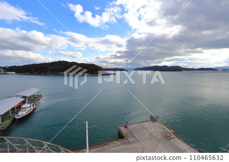 從三隅港（東港）看到的天草寶島線和天草群島 110465632