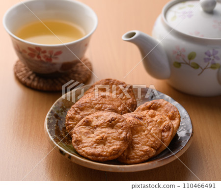 醬油米果和茶(日式茶) 醬油米果和茶(日式茶) 110466491