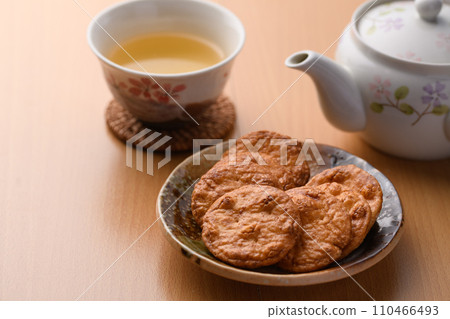 醬油米果和茶(日式茶) 醬油米果和茶(日式茶) 110466493