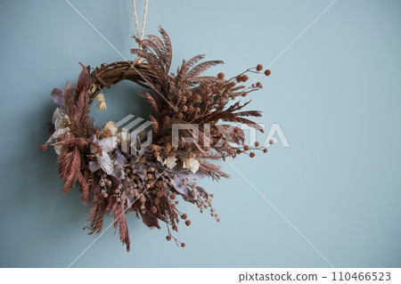 莫蘭迪色背景上一個花圈裝飾 110466523