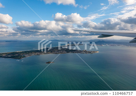 Genkai Sea, Hakata Bay, Hakata townscape, before landing at Fukuoka Airport 110466757