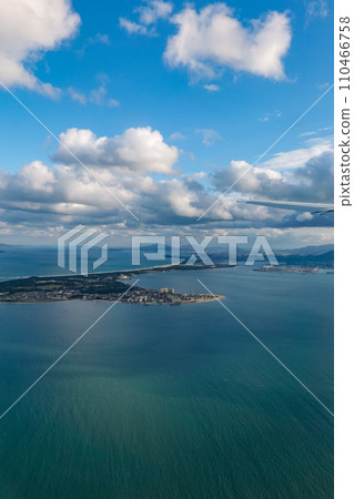Genkai Sea, Hakata Bay, Hakata townscape, before landing at Fukuoka Airport 110466758