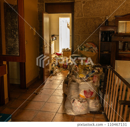 Trash in the kitchen 110467131