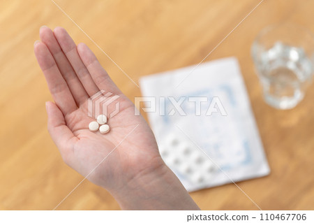 手邊吃藥的女人 手邊吃藥的女人 110467706