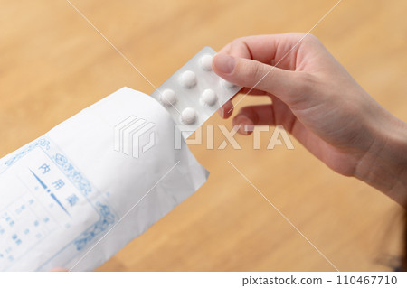 手邊吃藥的女人 手邊吃藥的女人 110467710