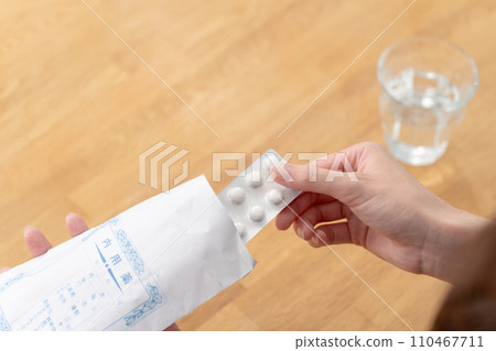 手邊吃藥的女人 手邊吃藥的女人 110467711